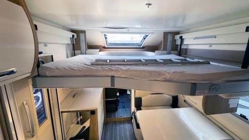 LUX 6 berth & 5 seatbelts – WiFi, 2 TV's, Pets ✅, Bikes ✅, Table & Chairs