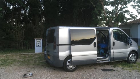 2p Renault campervan uit 2004