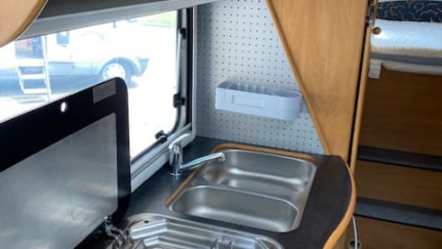 Beautiful camper with XXL garage and super layout!