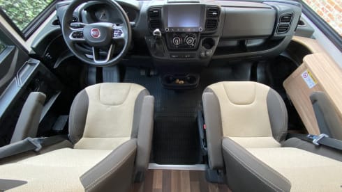 Deluxe – Integral Weinsberg Caracore 700MEG Automatic + WIFI on the road