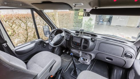 Alkoof King –  Fully equipped 6p camper with roof air conditioning and automatic leveling system