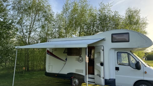Fijne gezinscamper met 6 zit & slaapplaatsen.  – 6p Fiat alcove from 2004
