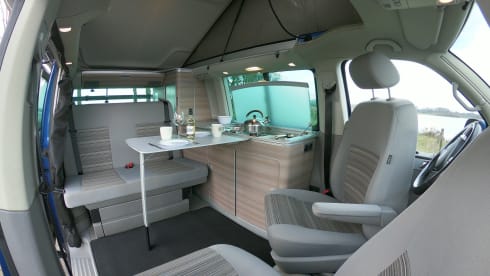 Blauw – Volkswagen T5 California Bus camper with pop-up roof.