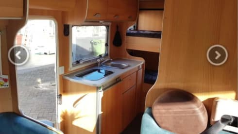 McLouis – Neat 6 person McLouis alcove camper with bunk bed