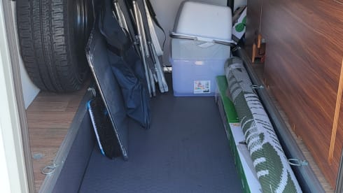 XL 670 SL – Very spacious Adria alcove camper with air conditioning