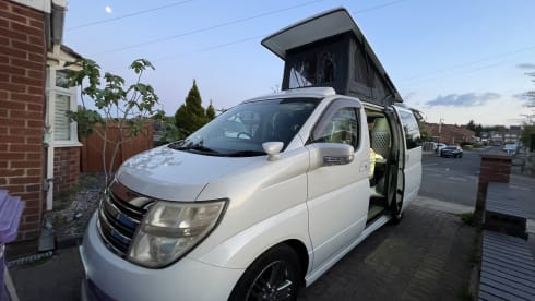 Jiggleypuff – Nissan campervan uit 2007 met 3 slaapplaatsen (klein gezin).