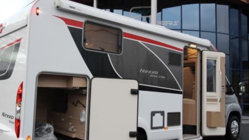 Nexxio 700 queensbed  – Bürstner a 2 posti semi-integrato dal 2016