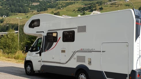 Very complete luxury mobile home ready for flexible travel.