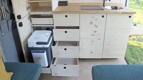 VAN bergen – Schön gestalteter Allround-Camper mit viel Platz im Innenraum