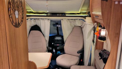 Very comfortable 3 p offgrid camper Eura Mobil