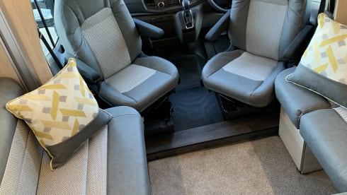 Clan Calder Motorhome – Luxury 4 berth Autotrail Automatic