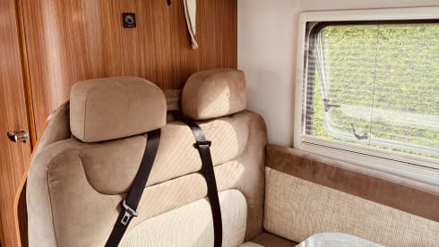4p Adria Matrix hef- en lengtebedden – Luxurious, fresh camper with plenty of space!