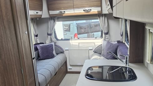 Compass – Stunning 6 berth 6 belt