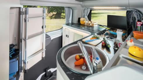 Luxury and complete bus camper - Ford Nugget Westfalia with lifting roof