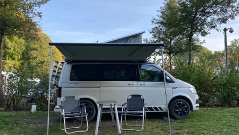 Witte VW California – Volkswagen CALIFORNIA T6 Edition (4p) from 2018. Possibly. with motorcycle trailer