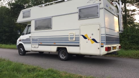 Traveler – Starker Familiencamper für 6 Personen mit B-Führerschein mit Anhängerkupplung und Garage!