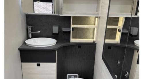 TRAVELKEES De Ruimste camper op de markt nu nieuw in de verhuur!  – Nieuw in de verhuur! Chauson 640 titanium premium nagenoeg nieuw! 