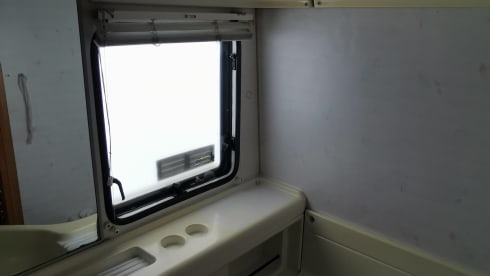 Get away with this 5 person camper!