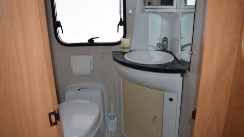 Ford Benimar  – Comfortabele familiecamper met 6 slaapplaatsen compleet ingericht