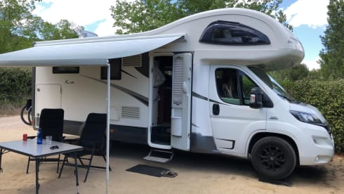 Camper 2020, automatic, off-grid up to 4 people.