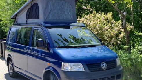 Billy – Cute 4p VW T5 Campervan with pop-up roof and complete equipment