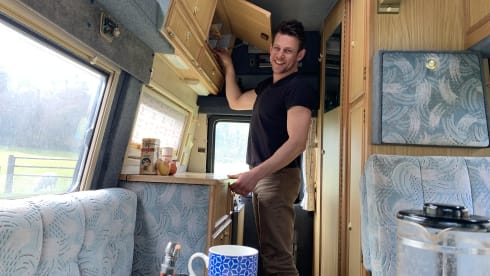 Cyril – Luxury off grid retro camper toilet hot shower 