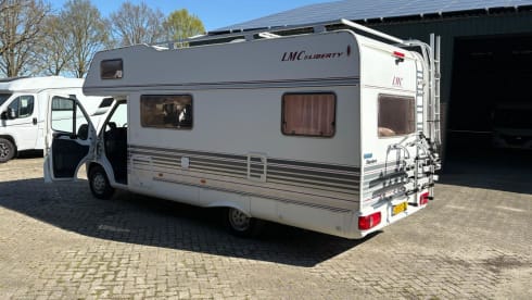 Cozy 4 person camper LMC Fiat Ducato alcove