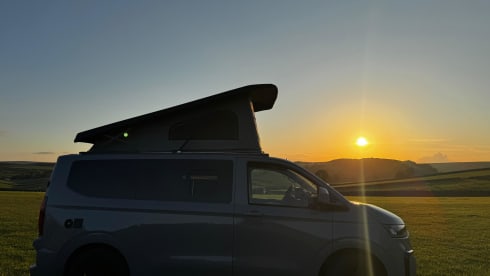 VW Transporter T7 (Baujahr 2025) mit 4 Schlafplätzen, Solaranlage und Versicherung