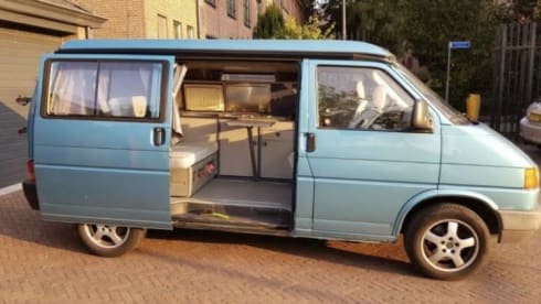Blauwe bussie – (Almost) free campervan trip? Take me to Barcelona at the end of July! 