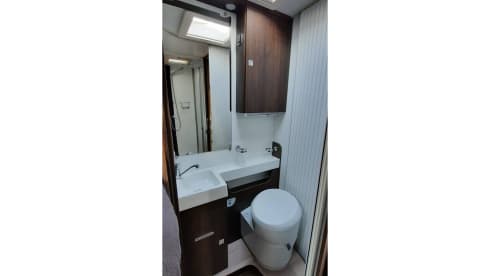 Benimar 2021 – Luxury 4 person camper, 2021 with 170 hp powerful engine!