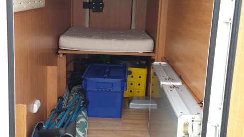 Nice, complete family camper with large seating area