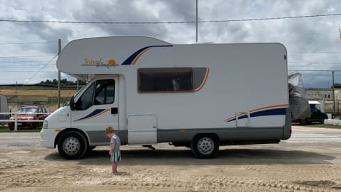 Beautiful spacious family motorhome for 6 people with air conditioning
