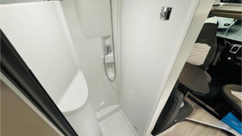 Mooie zwarte camperbus