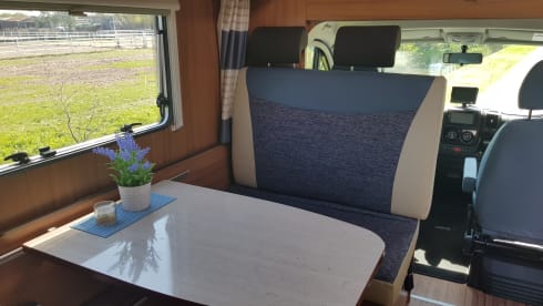 Zeer LUXE 6 pers. Camper met Airco en XL Garage BJ 2013