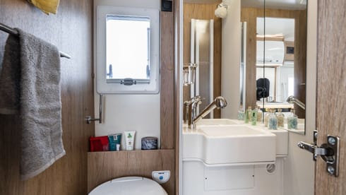 Auto Roller 746 – 2024 Fiat Auto Roller 746 automatic rear lounge 6 berth + 6 seats 