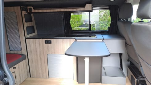 Marinus – Volkswagen t5 extended camper. Vending machine