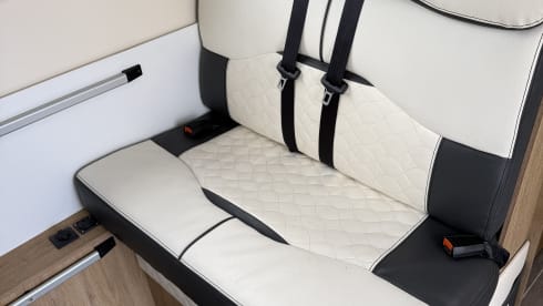 Autocarro semi-integrato Ford a 6 posti letto dal 2022