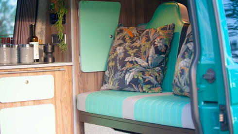 Pretty Green – Volkswagen campervan met 2 slaapplaatsen uit 2006