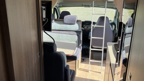 Luxurious & Compact 6-person camper with bunk beds