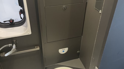 Camping-car 2 personnes (2024) McLouis Menfys Discovery Van 1