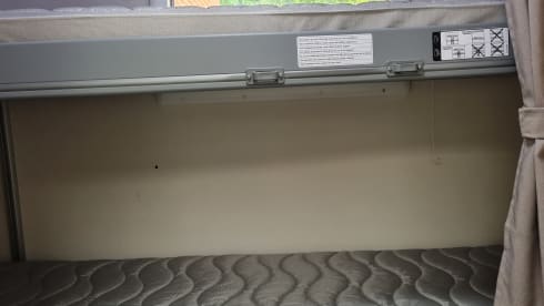 Betty Ann – Betty Ann est un camping-car automatique de luxe à 5 places et 6 couchettes,