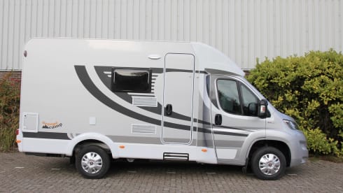 2/25 – Compact and luxurious 2-person camper with fixed bed in the back!