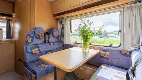 Knaussie – Wonderful compact alcove camper with 4 sleeping places
