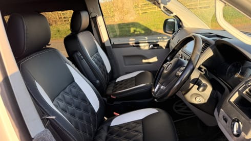 Bobby – Volkswagen campervan met 4 slaapplaatsen uit 2015