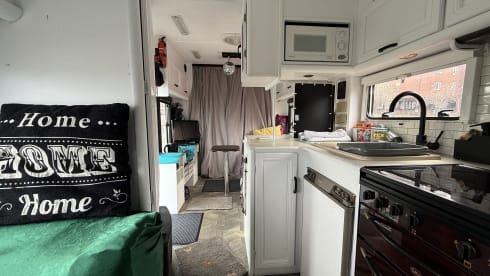 Kit – Fully loaded low mileage all-terrain motorhome