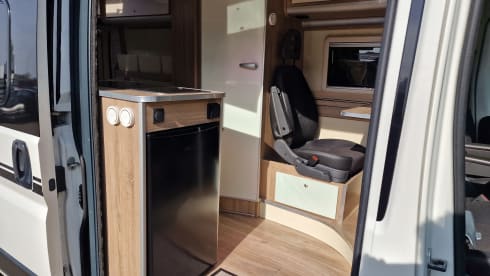 Witte Willem – 2p Peugeot bus uit 2016
