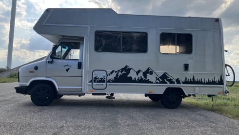 Spacious Peugeot alcove camper