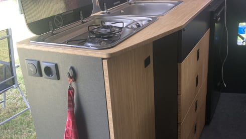 Little Red Devil  – 3p Peugeot bus uit 2020