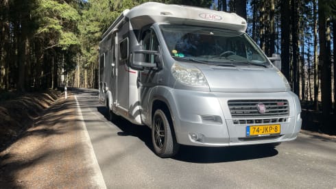 Lovely luxury camper 4p LMC semi-integrated from 2009 