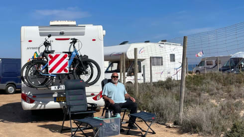 Nirwana – Luxury 2p Hymer from 2015 with fixed Queens bed 